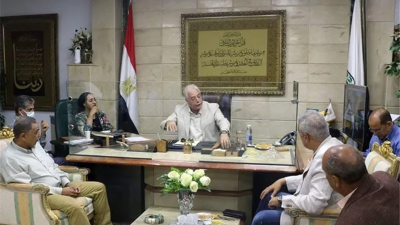 فوده يهنىء مديرى الادارات والمديريات بالمحافظة بعيد الأضحى المبارك