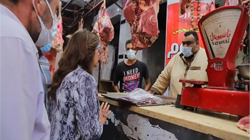 محافظ دمياط تتفقد سوق الخضار..وتطالب أصحاب محال الجزارة بعدم المغالاة في الأسعار