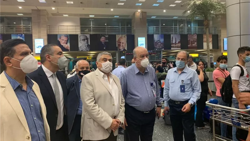 نائب وزير الطيران يتفقد مطار القاهرة لمتابعة سير العمل وحركة السفر