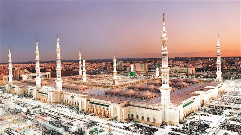 مَـدِيْنَــةُ النُّـورِ