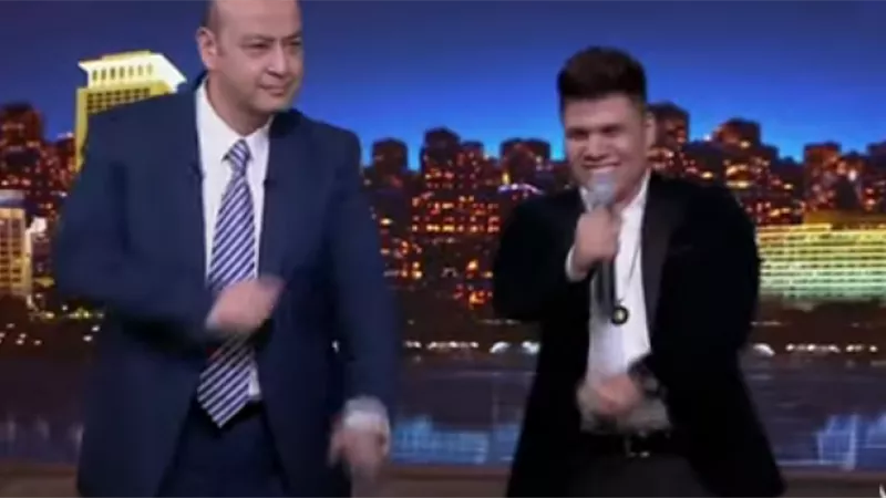 عمرو اديب يرقص على أغنية 