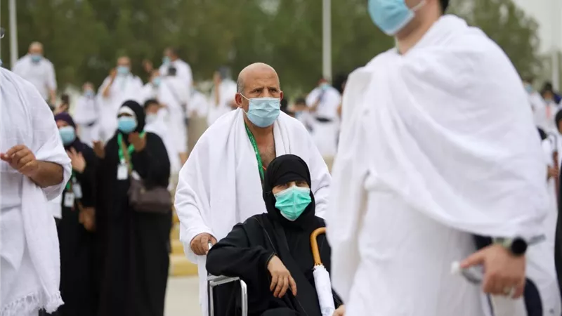 ضيوف الرحمن يقفون بصعيد عرفات لأداء ركن الحج الأعظم