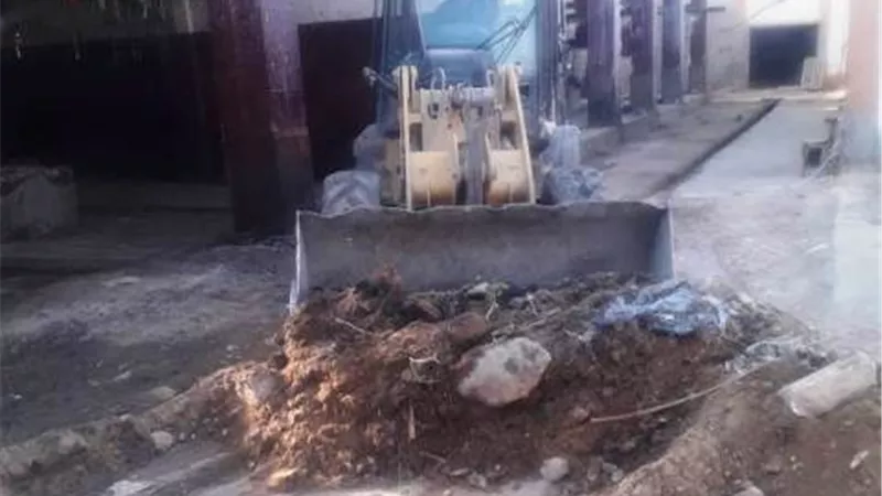 إزالة تعديات ورفع طفح الصرف الصحى في أسوان خلال أجازة العيد ..صور