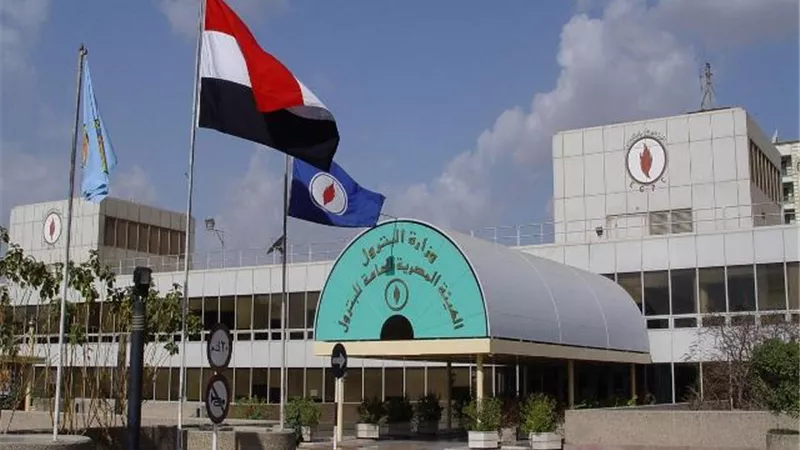 الهيئة العامة للبترول تنفى وجود بنزين 