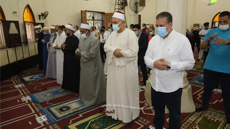 محافظ المنوفية يؤدى صلاة العيد بمسجد الرى بشبين الكوم ويقدم التهنئة لشعب المحافظة ..صور