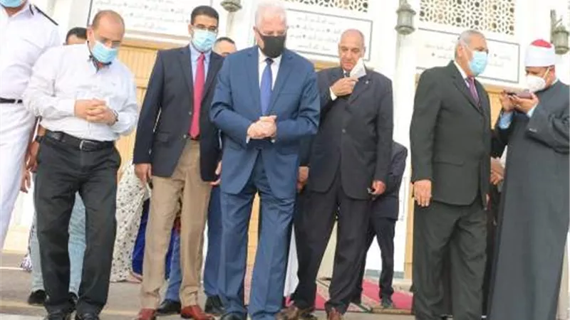 فودة يؤدي صلاة عيد الاضحى بمسجد السلام بشرم الشيخ ويوزع العيدية على عمال النظافة