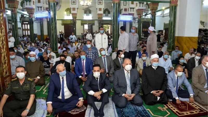 محافظ أسيوط يؤدي صلاة عيد الأضحى بمسجد ناصر بحي شرق