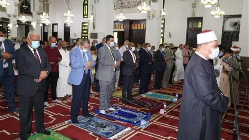 صقر والقيادات التنفيذية والأمنية وأهالي السويس يؤدون صلاة عيد الأضحى بمسجد حمزة