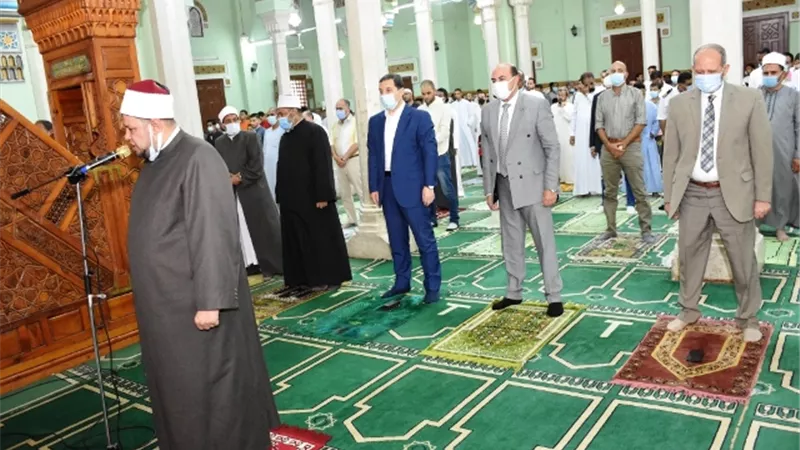 محافظ أسوان يؤدى صلاة عيد الأضحى المبارك بمسجد بدر بالطابية