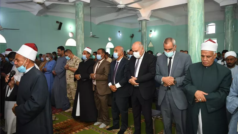 للمرة الأولى .. محافظ قنا يؤدى صلاة عيد الأضحى المبارك بقرية أبو حزام
