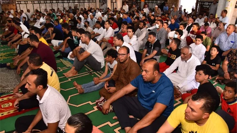سكرتير عام مطروح يؤدي صلاة العيد بمسجد التنعيم