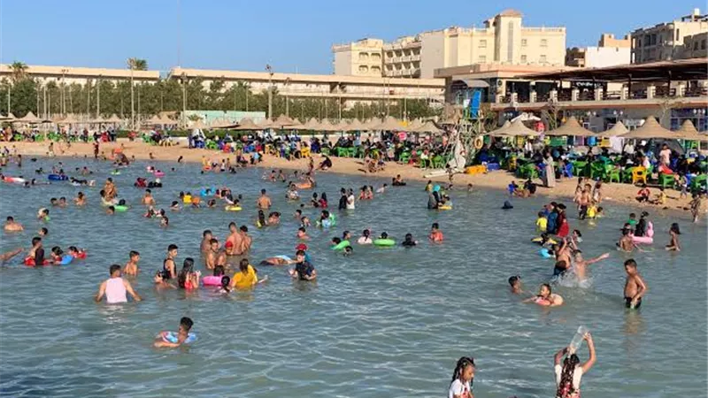 هربا من حرارة الجو.. إقبال كبير لأهالي الغردقة على الشواطئ