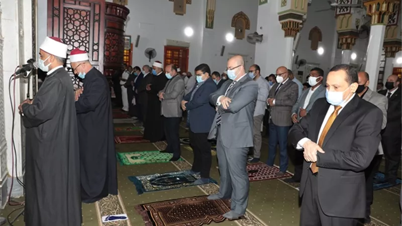 محافظ بني سويف يؤدى صلاة العيد بحضور قيادات المحافظة والمواطنين