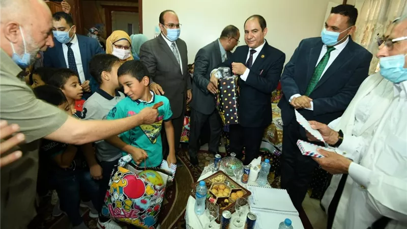 عدايا محافظ الدقهلية للأيتام والتهنئة للمسنين