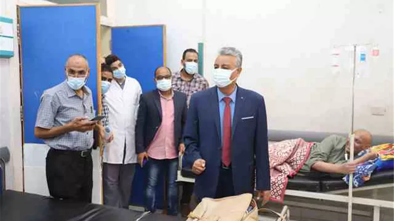 رئيس جامعة جنوب الوادي يزور المستشفيات الجامعية لتهنئة المرضى بعيد الأضحى