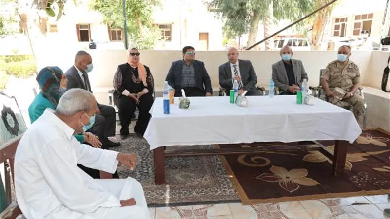 محافظ بني سويف يزور دار الخير والبركة لتهنئة المسنين بالعيد