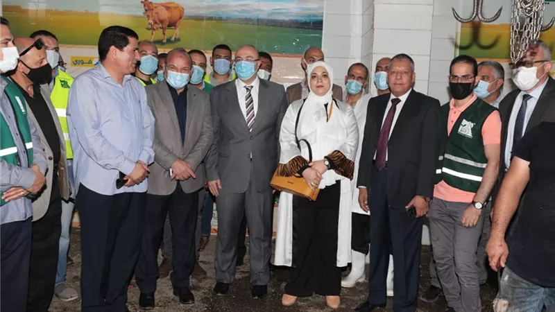 محافظ بني سويف يشهد ذبح الأضاحي بمجزر اهناسيا