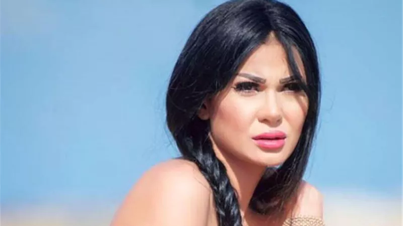 شاهد .. منى ممدوح تحتفل بالعيد بإطلالة مميزة