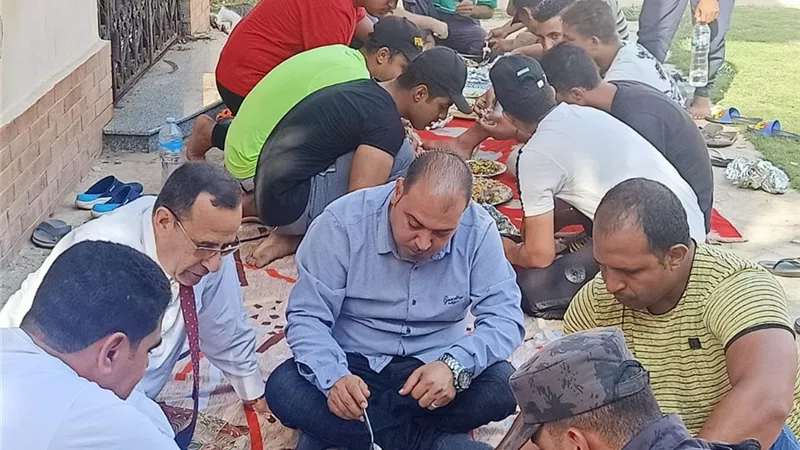 شوشه يتناول طعام الافطار مع قوات الأمن والأمن المركزى اول ايام العيد