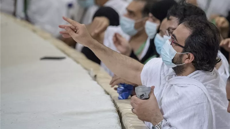 حجاج بيت الله الحرام يؤدون أعمال يوم النحر