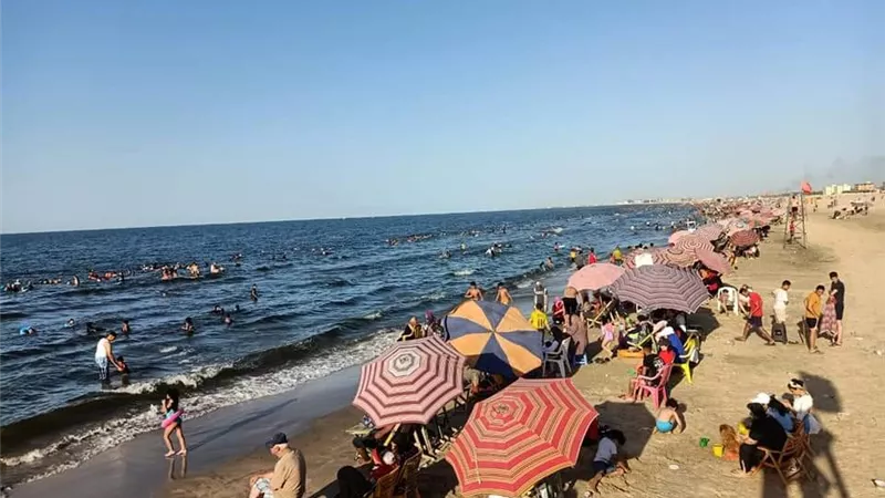 اقبال كبير على شاطئ جمصة ثانى ايام العيد