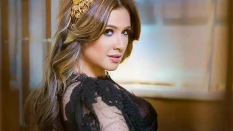 احمد فهمى يساند ياسمين عبد العزيز بعد ازمتها الصحية