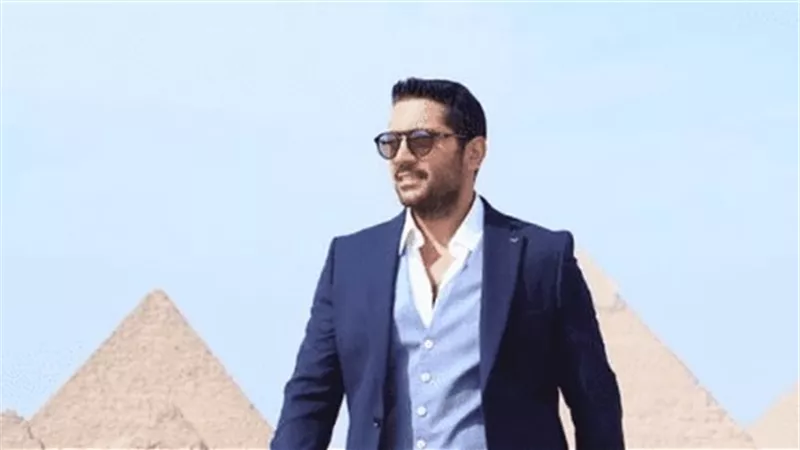 احمد فلوكس يدعم السياحة من امام الاهرامات