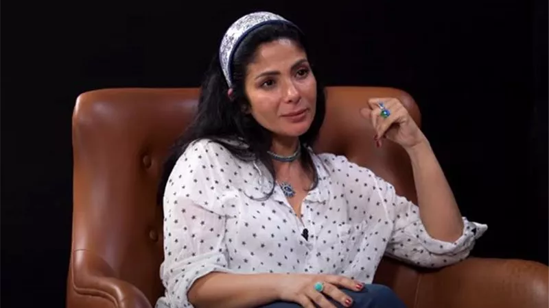 منى زكى تبكى على الهواء بسبب والدها