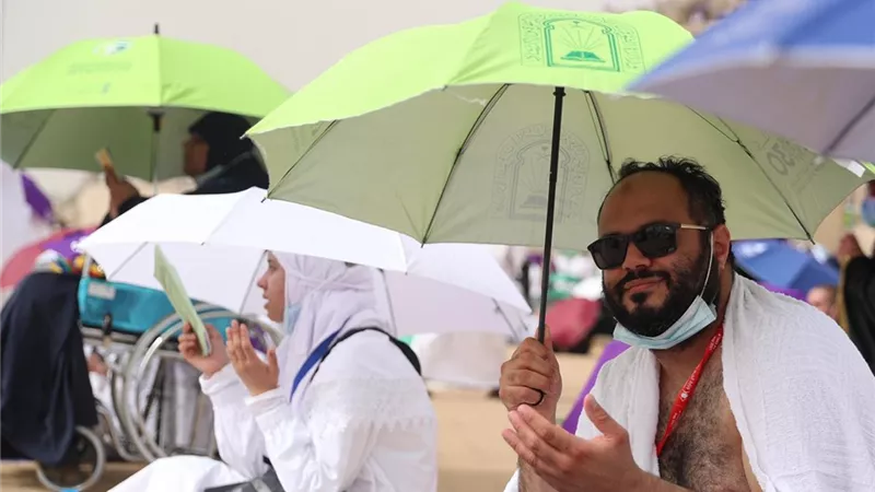 الشؤون الإسلامية السعودية توزع 90 ألف مظلة شمسية على الحجاح.. صور