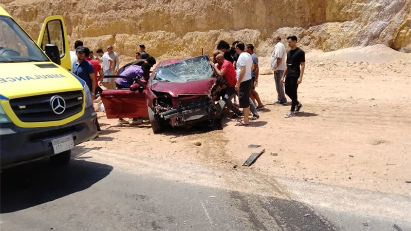 مصرع 2 وإصابة 8 في تصادم سيارتين بالسخنة