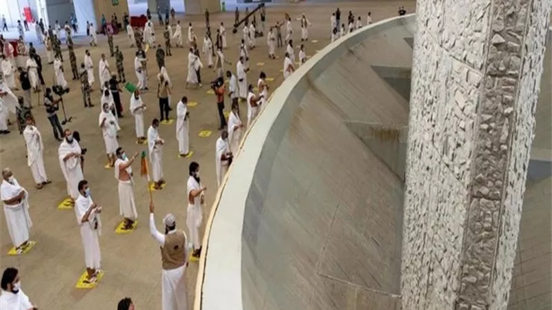 الحجاج يبدأون رمي الجمرات ثاني أيام التشريق