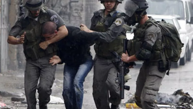 قوات الاحتلال الإسرائيلى تعتقل فلسطينيين فى جنين
