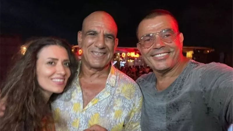 حكاية الصورة السيلفي بين محمد لطفى والهضبه عمرو دياب