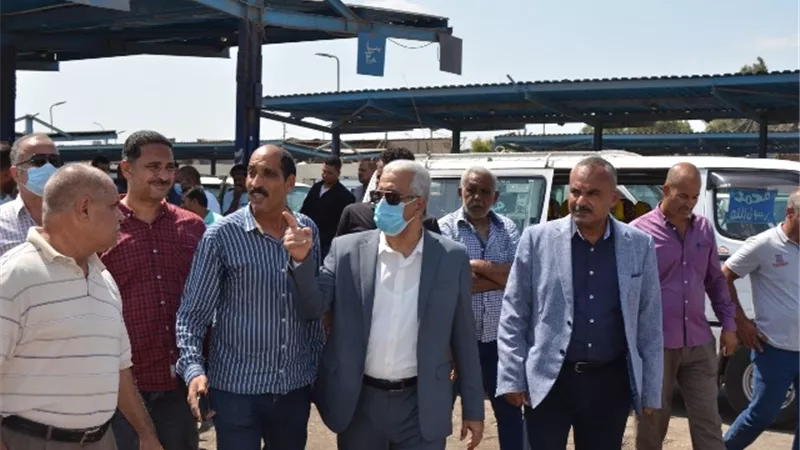 سكرتير مساعد بنى سويف يتابع التزام السائقين بأجرة المواصلات..صور