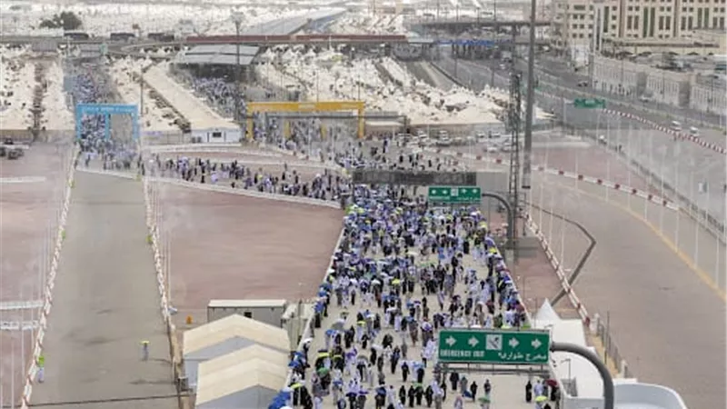 حجاج بيت الله الحرام ينهون أداء مناسك الحج لهذا العام