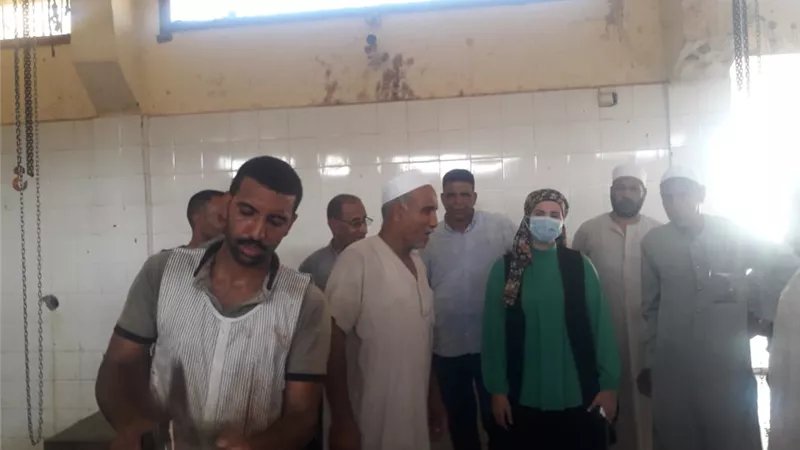 رئيس مدينة سفاجا تتابع عمليات ذبح الأضاحي بالمجزر الآلى