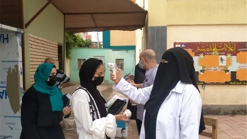 توافد طلاب الثانوية العامة شعبة العلمى على لجان امتحان الفيزياء