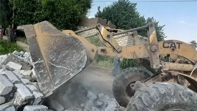 محافظ المنيا يوجه بالتصدى للتعديات علي الأراضي الزراعية والبناء المخالف