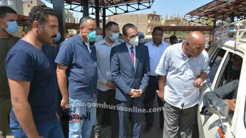 نائب محافظ سوهاج يتفقد عدد من المواقف، ويتابع مدى التزام السائقين بتعريفة الركوب..صور