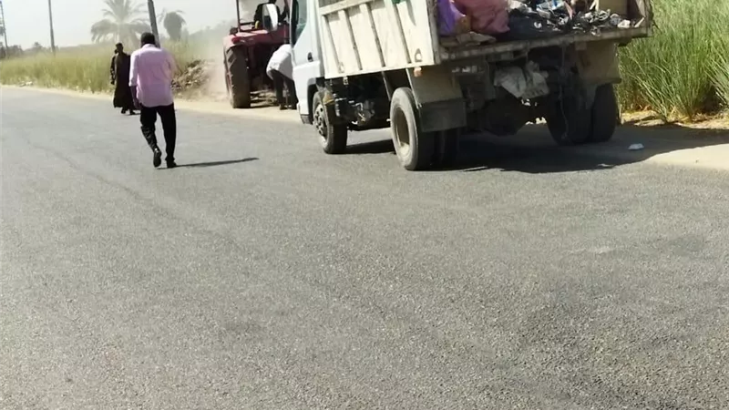 رفع ٢٨ طن اتربة ومخلفات بإسنا جنوب الأقصر