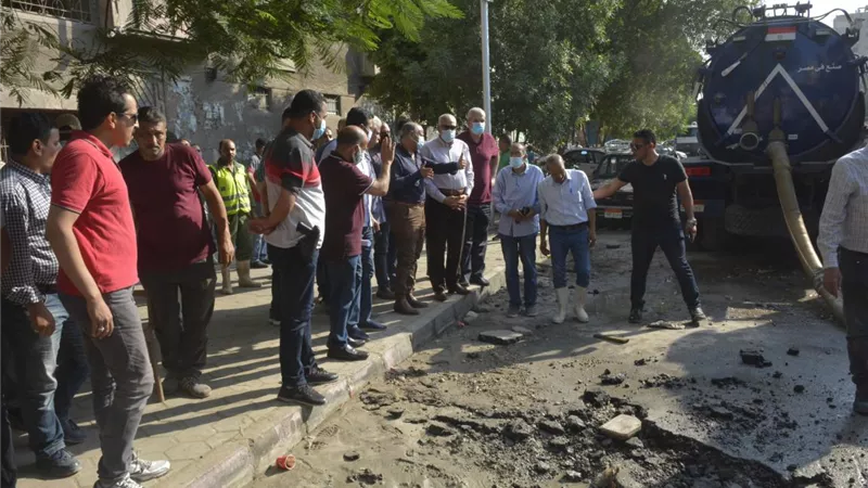 محافظ الجيزة يتفقد أعمال إصلاح خط مياه شارع مطار إمبابه