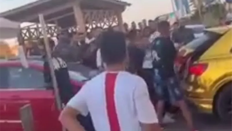 بالاحزمة والطوب .. للمرة الثانية مشاجرة بين حمو بيكا وشباب بمارينا .. فيديو