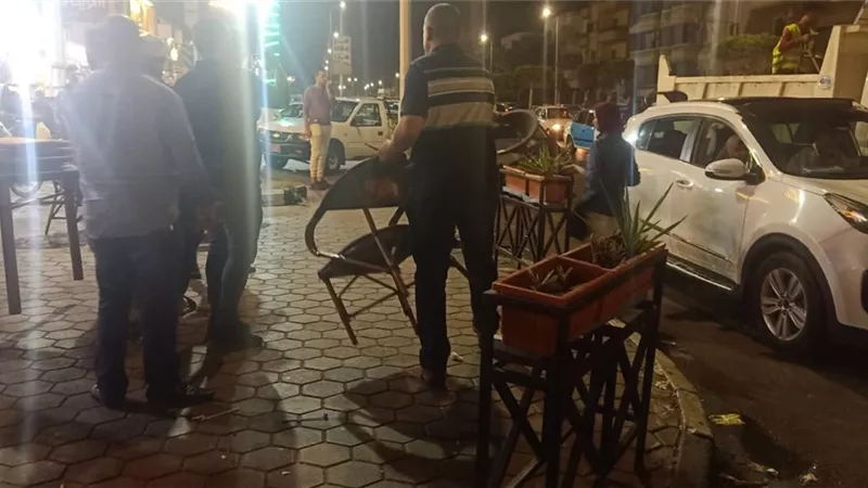 حملةليلية مكبرة لإزالة الإشغالات والمخالفات بشارع الكفراوى ومركز الحى الثانى بمدينة 