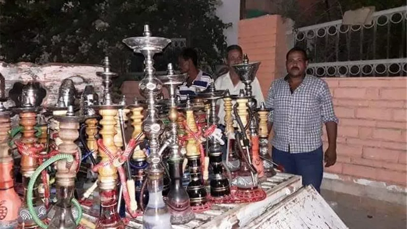 رفع الإشغالات وتحرير محاضر للمخالفين ومصادرة ٤٥ شيشة بديرب والزقازيق وفاقوس