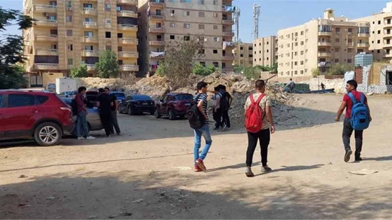 طلاب الأدبي بالثانوية العامة يتوافدون للجان امتحانهم لأداء اختبار التاريخ