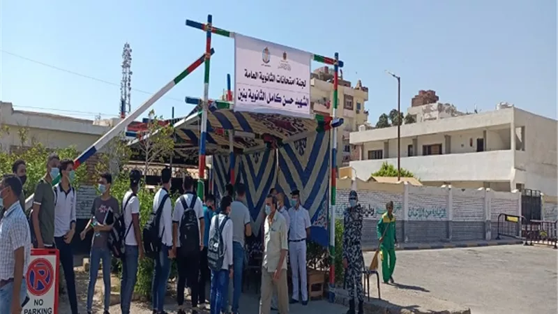 وسط إجراءات احترازية توافد طلاب الشعبة الأدبية لأداء امتحان التاريخ بالبحرالأحمر