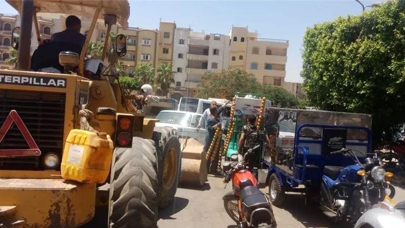 جهاز العبور ينفذ حملة لإزالة الإشغالات و تطوير الطرق بالمدينة