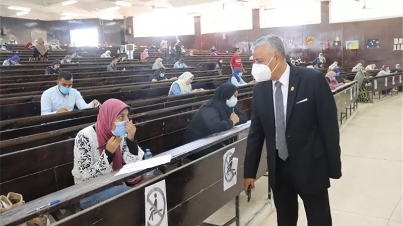 رئيس جامعة جنوب الوادى يتفقد امتحانات الدراسات العليا فى التربية