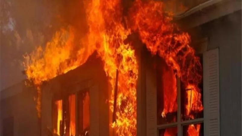 نجار يشعل النيران فى جارة لإهانته والده