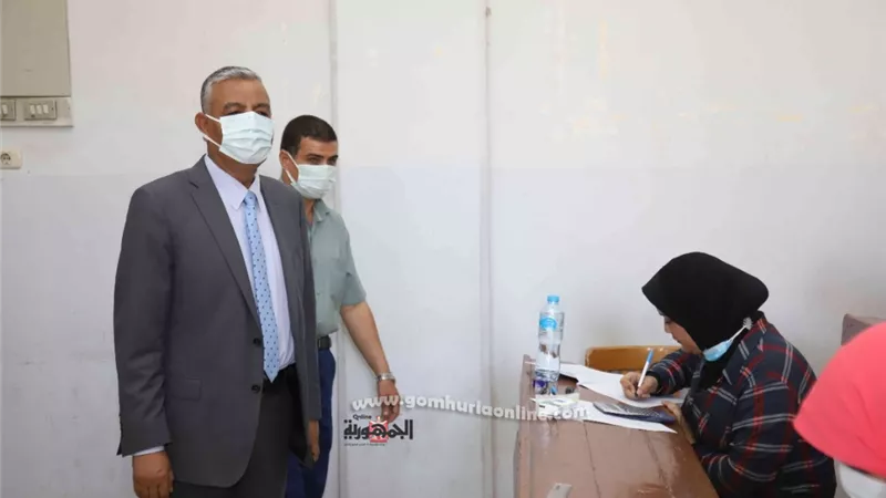 رئيس جامعة جنوب الوادي يتفقد امتحانات الدراسات العليا بكلية الهندسة